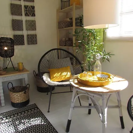 ゲストハウス La Joliette 3*